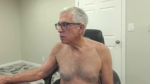 Snapshot of fitman999 chatting on 12-22-24, 04:17 Jon online show from 12-22-24, 04:17