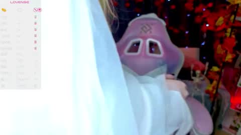 Sophie online show from 10-28-25, 04:05