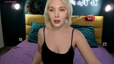 Snapshot of fluffy_monica chatting on 12-27-24, 01:22 Monica online show from 12-27-24, 01:22