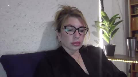 Snapshot of fox_red_lady7 chatting on 03-09-25, 06:32 fox_red_lady7 online show from 03-09-25, 06:32