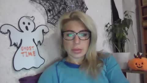 Snapshot of fox_red_lady7 chatting on 10-27-25, 06:50 fox_red_lady7 online show from 10-27-25, 06:50