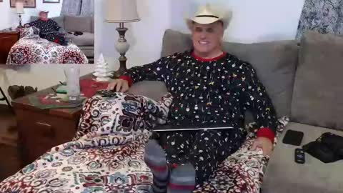 Snapshot of foxhunt99 chatting on 12-18-24, 03:37 Hunter online show from 12-18-24, 03:37