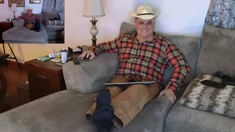 Snapshot of foxhunt99 chatting on 01-18-25, 04:15 Hunter online show from 01-18-25, 04:15