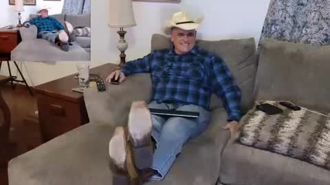 Snapshot of foxhunt99 chatting on 02-05-25, 03:13 Hunter online show from 02-05-25, 03:13