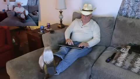 Snapshot of foxhunt99 chatting on 02-08-25, 03:08 Hunter online show from 02-08-25, 03:08