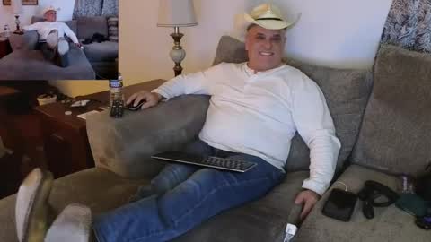 Snapshot of foxhunt99 chatting on 02-24-25, 02:30 Hunter online show from 02-24-25, 02:30