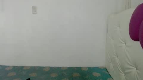 Snapshot of foxylicious_danielax chatting on 10-21-25, 01:28 Daniela online show from 10-21-25, 01:28