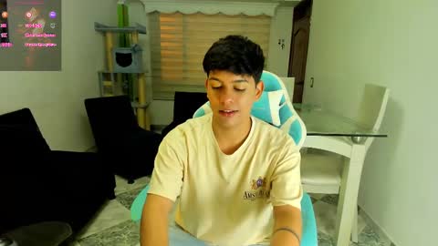 Snapshot of franco_rizzo01 chatting on 09-19-25, 04:58 frank online show from 09-19-25, 04:58