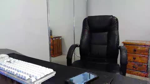 Snapshot of fraser_guilen chatting on 02-24-25, 11:52 Fraser online show from 02-24-25, 11:52