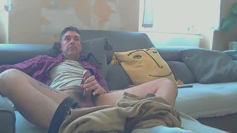 Snapshot of frenchpapalover chatting on 02-21-25, 01:44 frenchpapalover online show from 02-21-25, 01:44