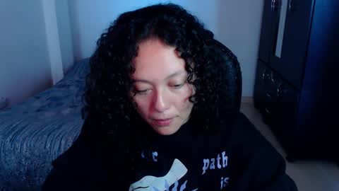 Louise  online show from 11-07-25, 01:00