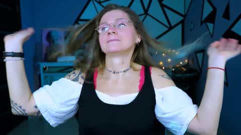 Snapshot of fridatander chatting on 12-22-24, 09:22 Frida Tander online show from 12-22-24, 09:22