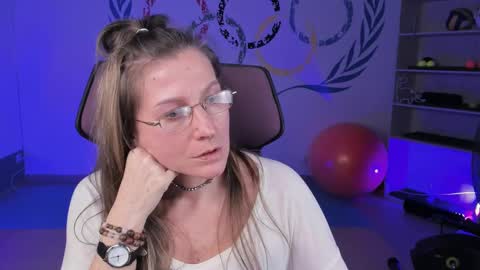 Snapshot of fridatander chatting on 02-10-25, 06:35 Frida Tander online show from 02-10-25, 06:35