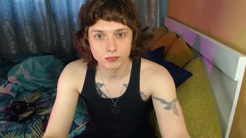 Snapshot of g1vememoney chatting on 10-13-25, 04:45 Ian online show from 10-13-25, 04:45