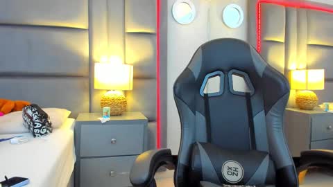 gabymoreau online show from 12-17-25, 02:56