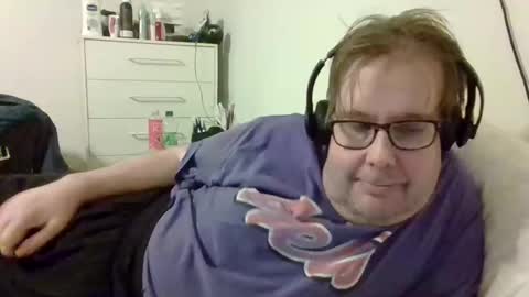 Snapshot of garyg930 chatting on 10-19-25, 04:24 Gary online show from 10-19-25, 04:24