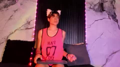 Snapshot of gaze_dream chatting on 12-13-25, 10:37 HAN online show from 12-13-25, 10:37