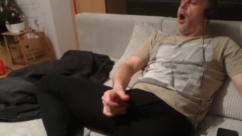 Snapshot of geilomattig chatting on 12-23-24, 12:03 Lassmiranda online show from 12-23-24, 12:03