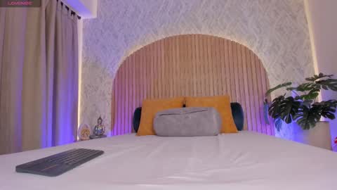 Kendal  online show from 09-10-25, 09:04