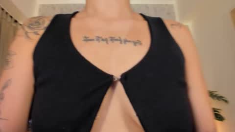 Snapshot of georginna_sins chatting on 01-17-26, 01:27 Kendal online show from 01-17-26, 01:27