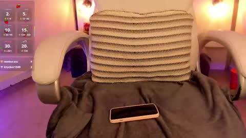 Snapshot of gigi_strawberry chatting on 10-01-25, 01:00 GIGI online show from 10-01-25, 01:00