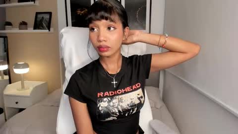 Snapshot of gigi_strawberry chatting on 10-16-25, 04:35 GIGI online show from 10-16-25, 04:35