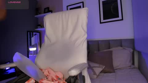 Snapshot of gigi_strawberry chatting on 10-18-25, 04:59 GIGI online show from 10-18-25, 04:59