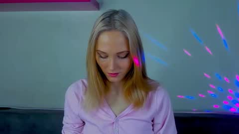 Snapshot of gina_lovelyy chatting on 12-21-25, 10:55 Gina online show from 12-21-25, 10:55