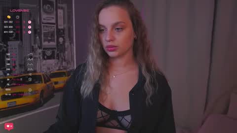 Snapshot of girl_peach_ chatting on 10-29-25, 07:37 Kate online show from 10-29-25, 07:37