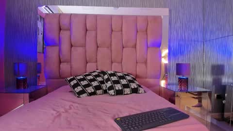 Snapshot of giselle_louise chatting on 01-14-26, 04:07 giselle_louise online show from 01-14-26, 04:07