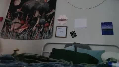 Snapshot of glitterspace chatting on 01-15-26, 08:56 anna online show from 01-15-26, 08:56