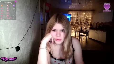Snapshot of glossy_girl_1 chatting on 12-18-24, 01:02 Roxy online show from 12-18-24, 01:02