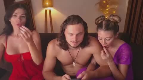   330 UTC2 girls   online show from 03-12-25, 06:29