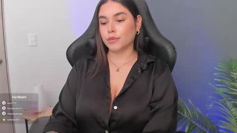 Snapshot of goddess_veronicaaa chatting on 10-28-25, 05:26 Miss Veronica  - The Supreme   online show from 10-28-25, 05:26