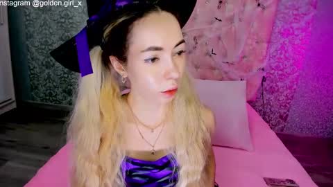 Snapshot of golden_girl__ chatting on 10-31-25, 02:01 golden girl online show from 10-31-25, 02:01