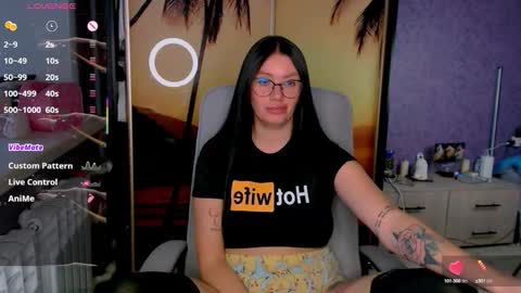 Snapshot of goldenwitchx chatting on 10-17-25, 06:16 Polina online show from 10-17-25, 06:16