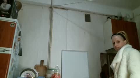 Snapshot of goldenworld_bi_car chatting on 11-18-25, 04:33 Christie online show from 11-18-25, 04:33