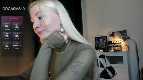 Snapshot of goodg_oddamn chatting on 12-15-24, 08:58 SOPHIE online show from 12-15-24, 08:58