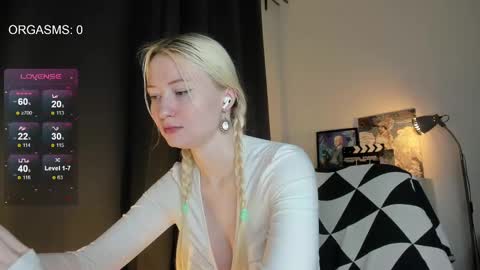 Snapshot of goodg_oddamn chatting on 02-10-25, 09:47 SOPHIE online show from 02-10-25, 09:47