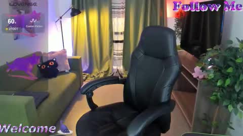 Snapshot of graycewild chatting on 10-13-25, 05:29 GrayceWild online show from 10-13-25, 05:29