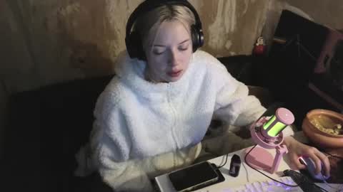 Snapshot of graylovescookies chatting on 12-19-24, 01:51 graylovescookies online show from 12-19-24, 01:51