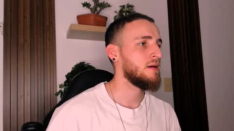 Snapshot of greeneyes_col chatting on 12-14-25, 01:33 Juan online show from 12-14-25, 01:33