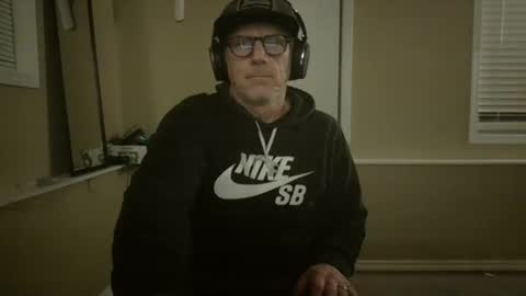 Snapshot of greenrooster1 chatting on 10-09-25, 09:29 greenrooster1 online show from 10-09-25, 09:29