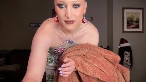 Snapshot of greenxxxqueen chatting on 12-17-24, 05:29 SexQueen Nikki online show from 12-17-24, 05:29