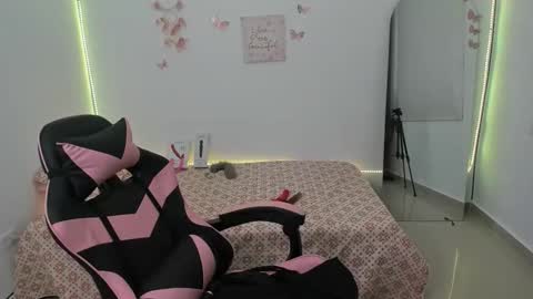 Snapshot of greta_smith2 chatting on 12-01-25, 08:25 Greta online show from 12-01-25, 08:25