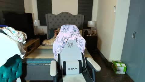 greta_v online show from 11-18-25, 10:09