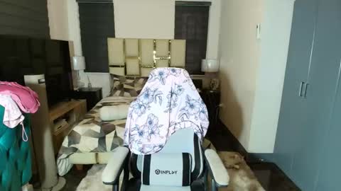 greta_v online show from 12-19-25, 08:43