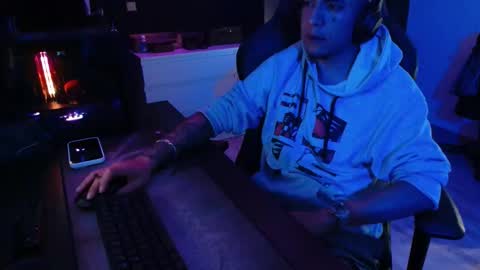 Snapshot of guayaco_ chatting on 10-31-25, 02:56 Guayaco online show from 10-31-25, 02:56