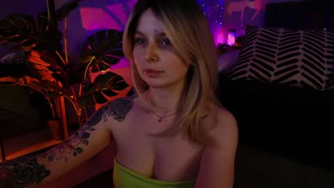 Snapshot of gwenhilton chatting on 01-25-25, 06:01 gwenhilton online show from 01-25-25, 06:01