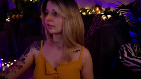 Snapshot of gwenhilton chatting on 02-13-25, 05:48 gwenhilton online show from 02-13-25, 05:48